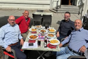 Die aktuellen und alten Geschäftsführer beim Mittagessen nach einem Ausflug